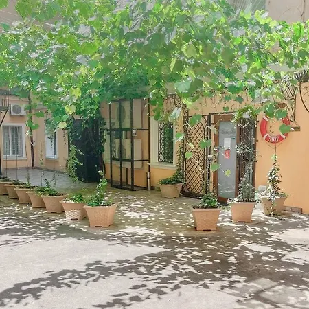 Lucky Ship Art Fogadó