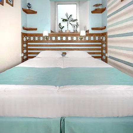 Lucky Ship Art Han/Misafirhane